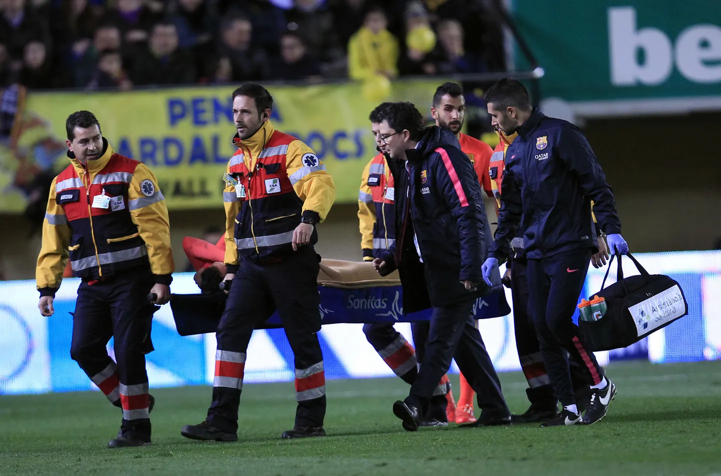 Sergio Busquets viidi eile väljakult ära kanderaamil.