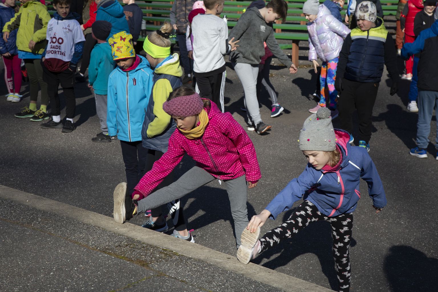 Дети занимаются спортом на улице. Иллюстративное фото