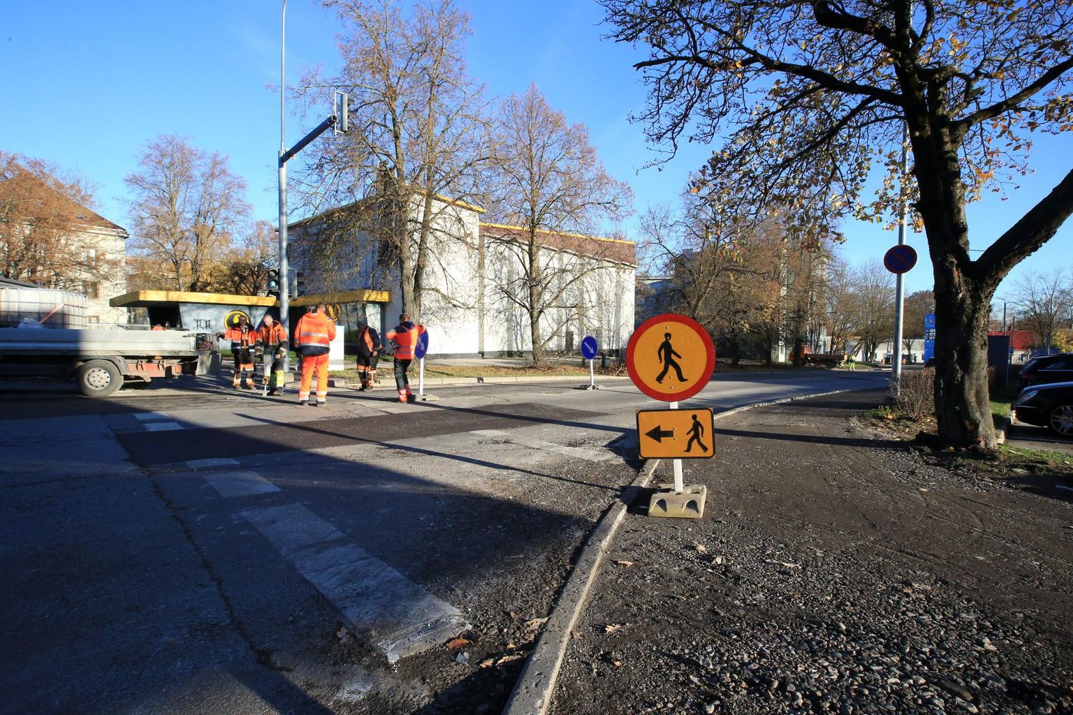 Väike-Tähe tänava Riia ja Võru tänava vahelisel lõigul käib sel nädalal remont.