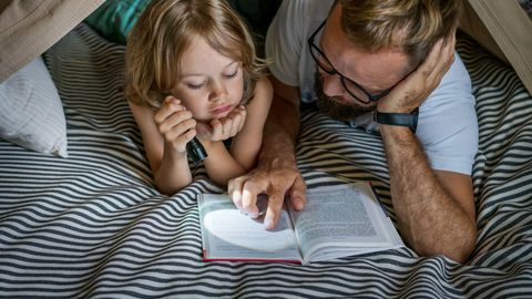 ISADEPÄEV TULEKUL ⟩ 6 toredat lasteraamatut isadest, mida koos huviga lugeda
