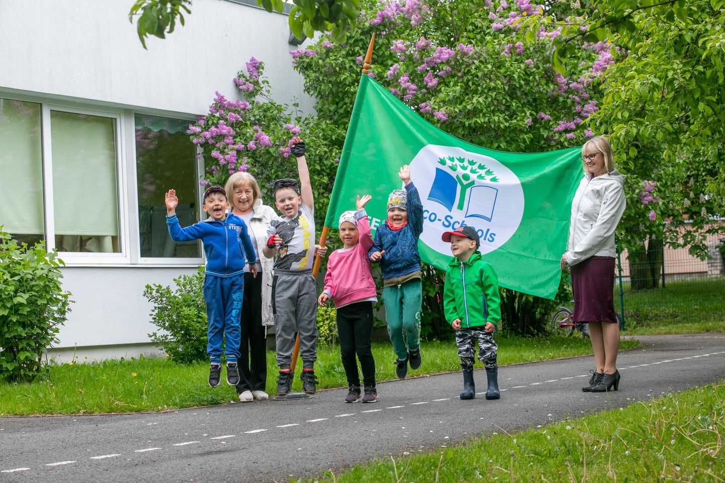 Üks kolmest: president tunnustas Rakvere Kungla lasteaeda rohelise lipuga. Direktor Liidia Bobkova (vasakul) ja õppealajuhataja Terje Makarova (paremal) rõõmustavad koos väikeste kunglalastega.