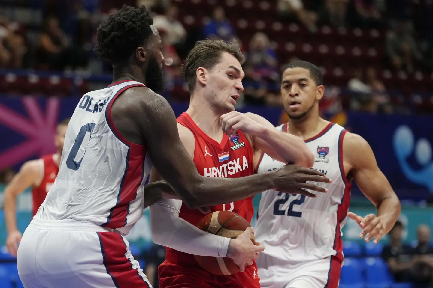 Horvaatia koondislane Mario Hezonja (keskel läbimurdel) sai mängus Suurbritanniaga kohtunike otsuste peale korralikult pahaseks.