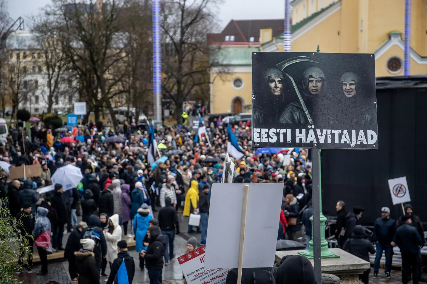 Плакат на протестах в Таллинне