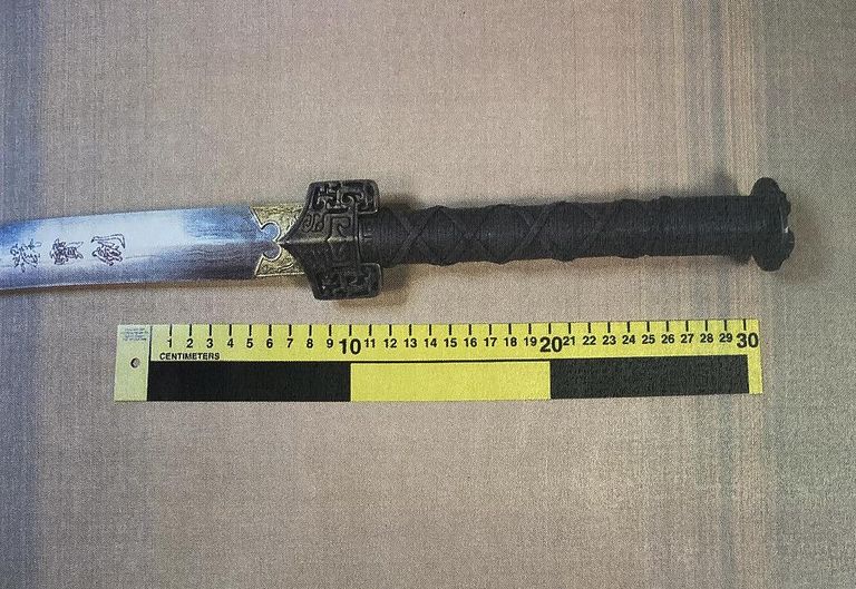 Орудие преступления длиной 81,5 см, причем длина лезвия - 58 см.