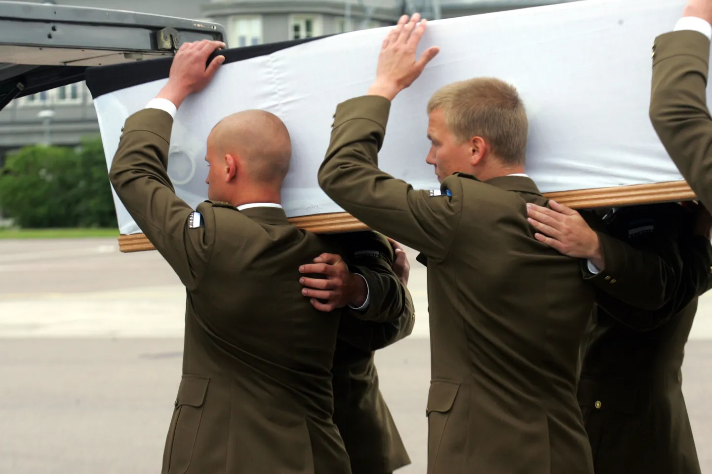 Kaitseväelased oma langenud kaaslase põrmuga.