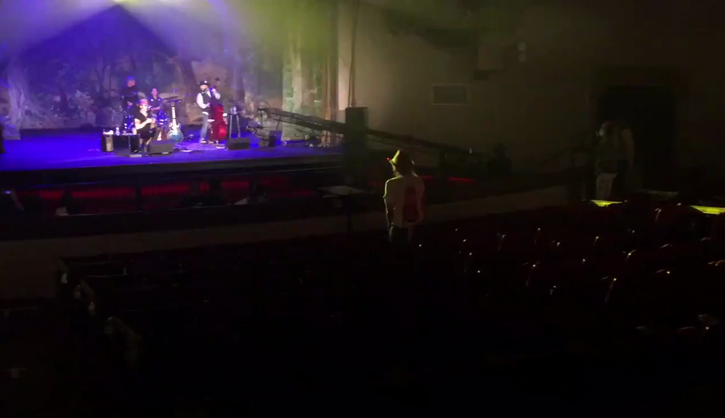 Kantrimuusik Travis McCready andis Arkansases koroonareegleid järgiva kontserti.