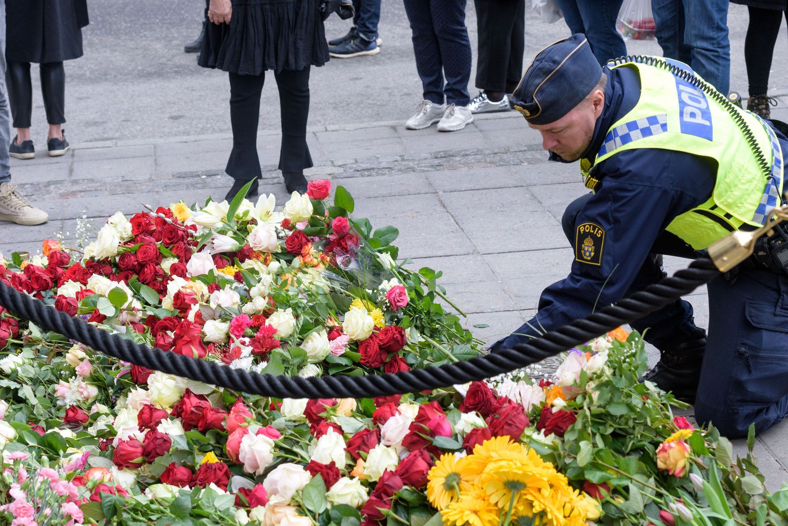 Цветы в память о погибших в теракте в Стокгольме.