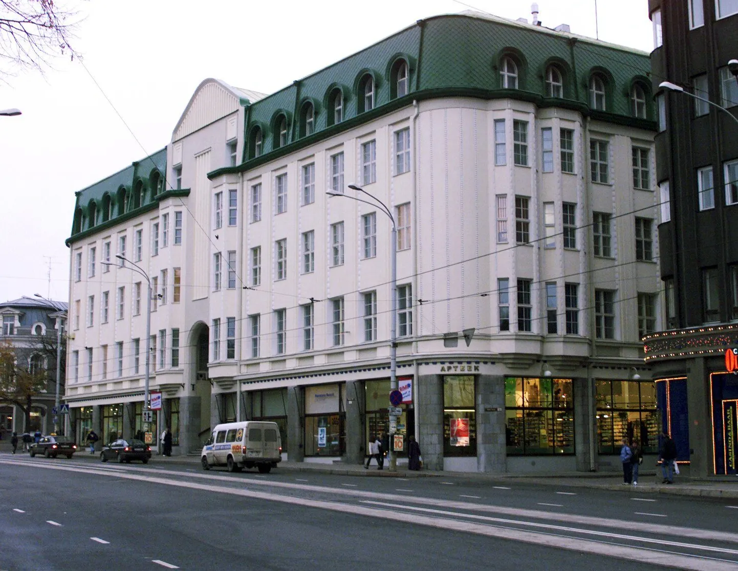 Suur-Karja 23/ Pärnu mnt.10 asub Eesti Vabariigi Kultuuriministeerium.
