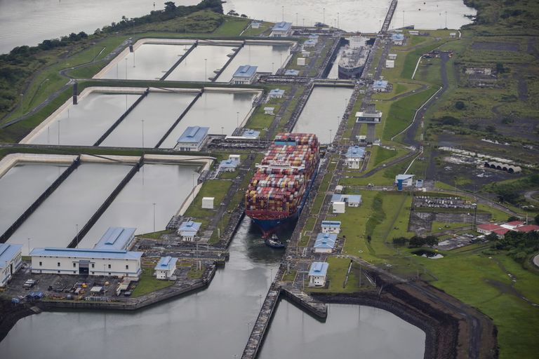 Konteinerilaev läbimas Panama kanali Cocoli lüüsi.