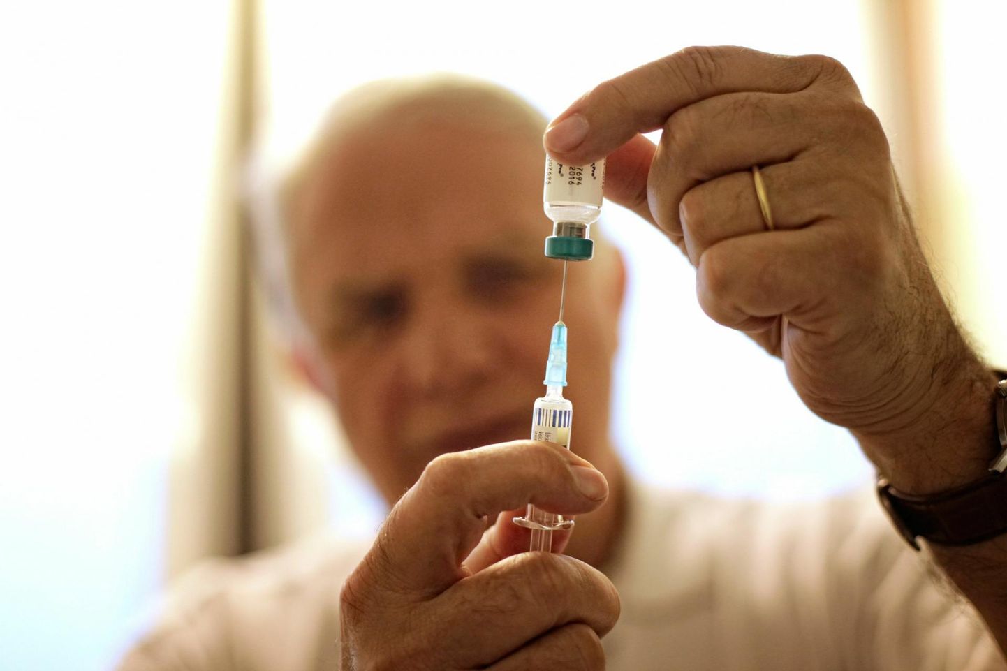 Saksamaa arst MMR-vaktsiiniga, mis annab kaitse lisaks leetritele mumpsi ja punetiste vastu