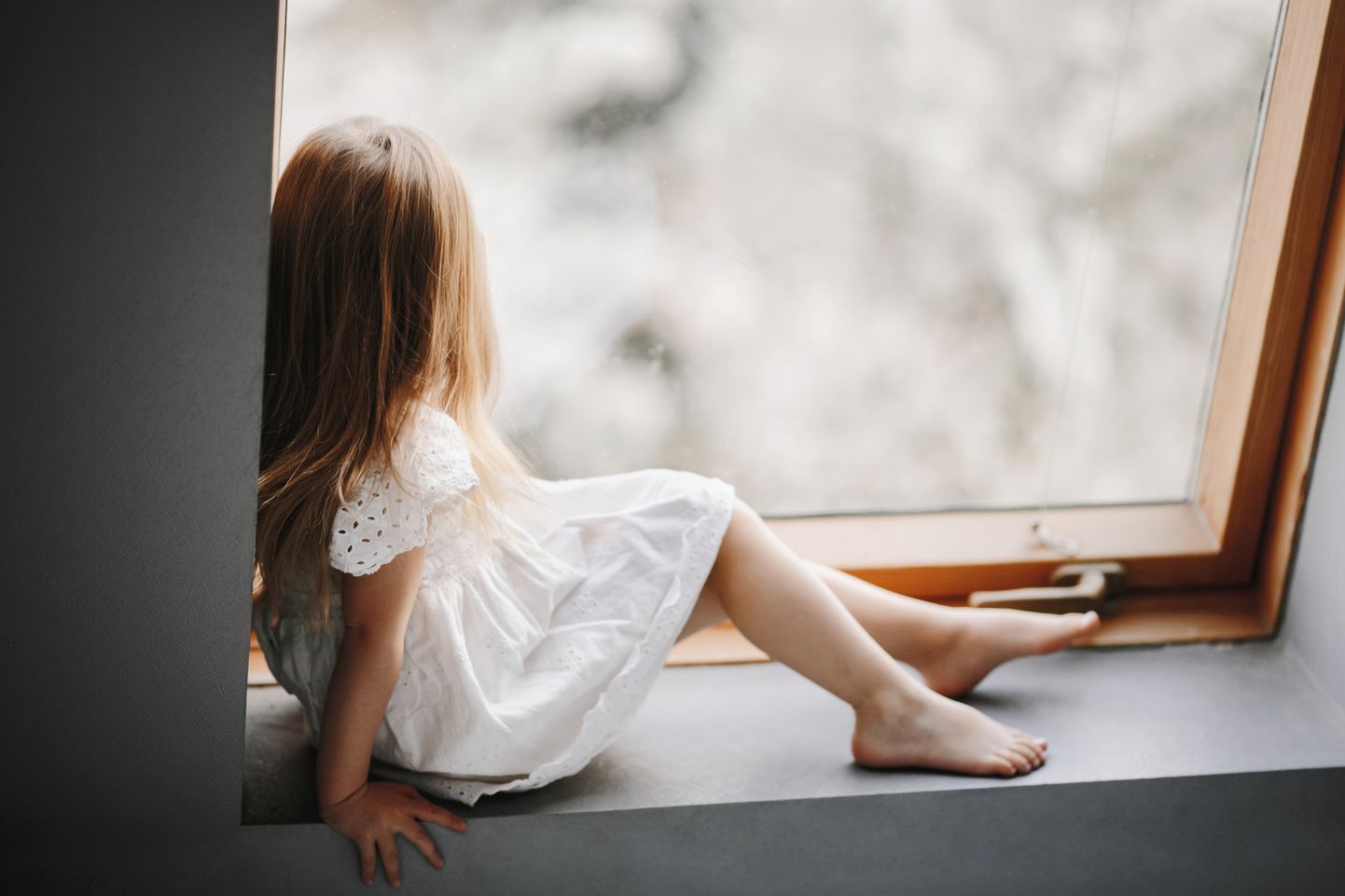 Väike tüdruk ootab aknal oma vanemaid. Foto on illustratiivne.