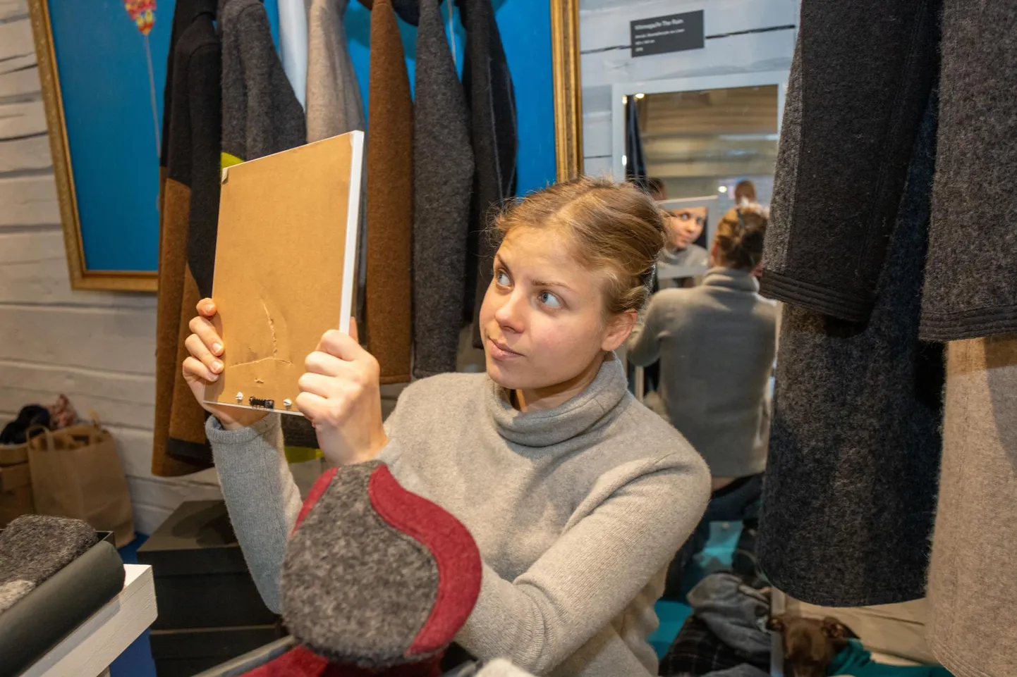 Rüki galeriis on letid täitnud Eesti disain. Pildil proovib Hertta Võido luust valmistatud juukseehet.