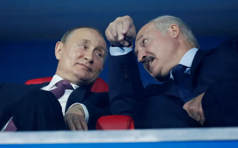 Путин и Лукашенко в Минске в 2019 году на стадионе «Динамо» радуются друг другу перед церемонией открытия Вторых Европейских игр.