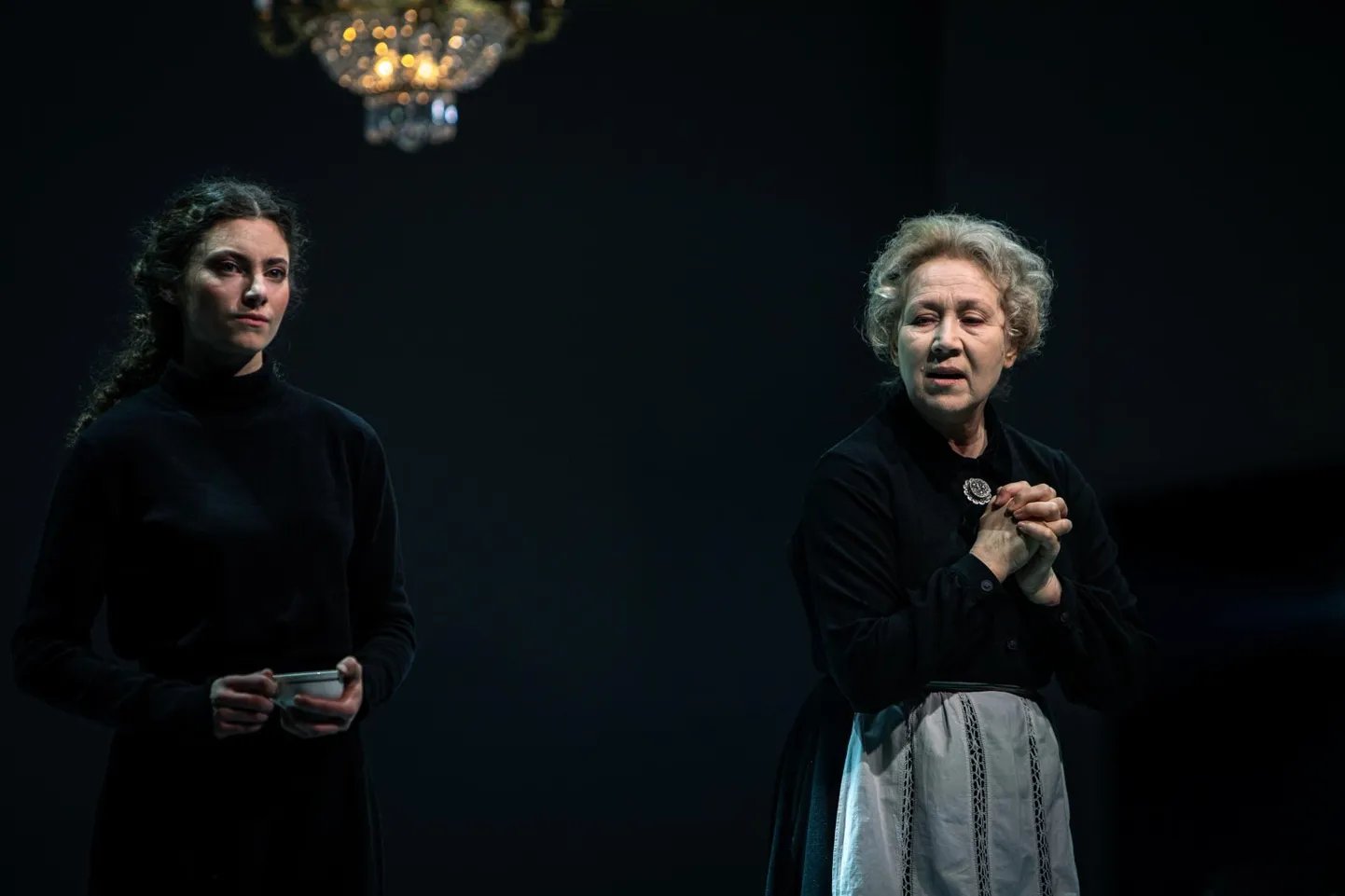 Külliki Saldre (paremal) ja Maarja Johanna Mägi lavastuses «Niskamäe naised».