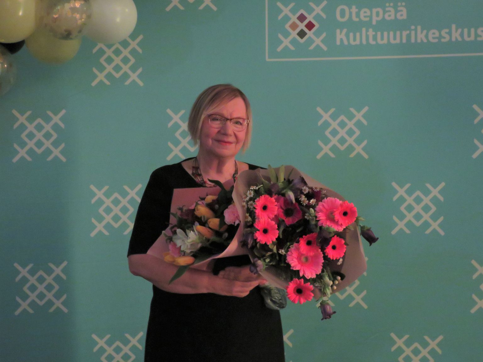 Otepää kultuurimajas peeti Otepää 87. sünnipäeva. Pildil August Gailiti sünnikodu perenaine Svetlana Oper, kes pälvis Otepää valla medali.