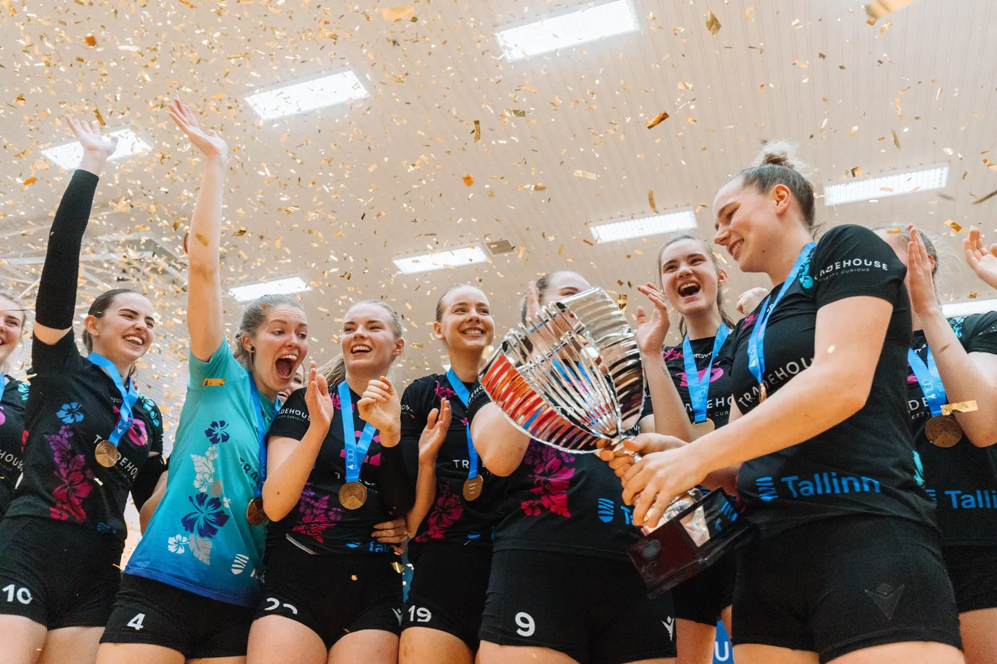Dzintra Lember (nr 19) ja Taltech/Tradehouse naiskond juubeldavad meistritiitli võidu  puhul.