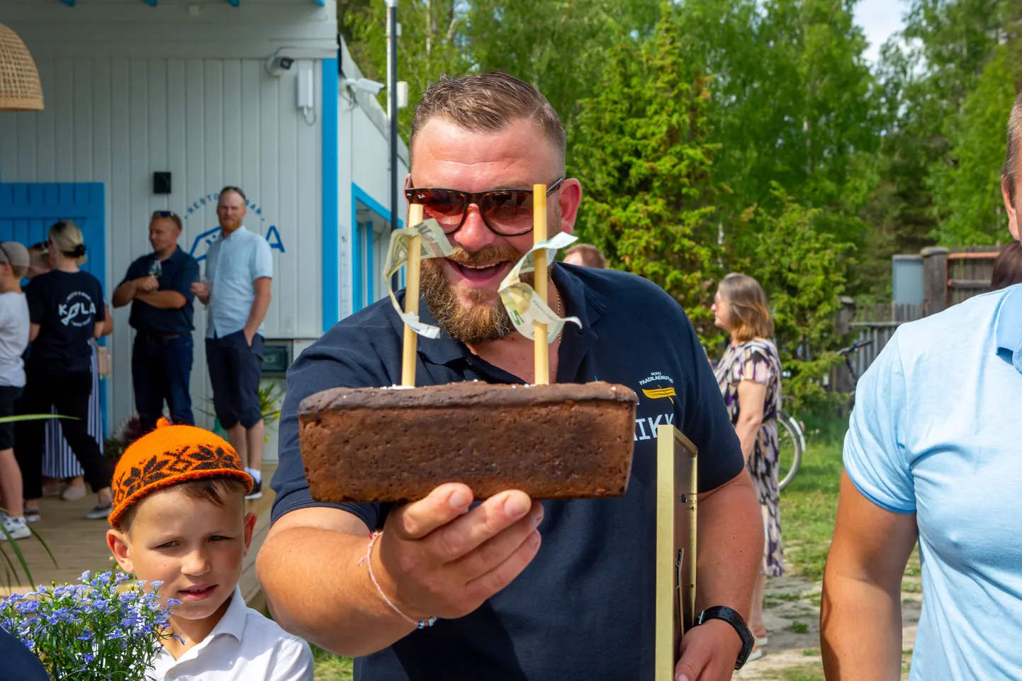 MEELETU EDU! “Meil käis meeletult rahvast,” kiidab Lõunaranna sadama restorani omanik Mikk Mägus, kes fotol koos poeg Mätiga. KALA alustab uut hooaega 2. mail.