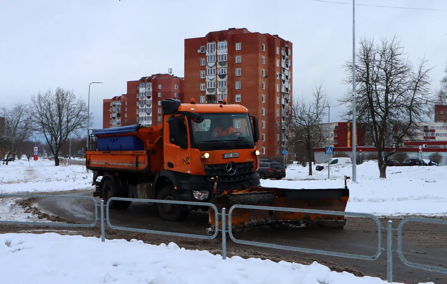 Уборка снега в Кохтла-Ярве.