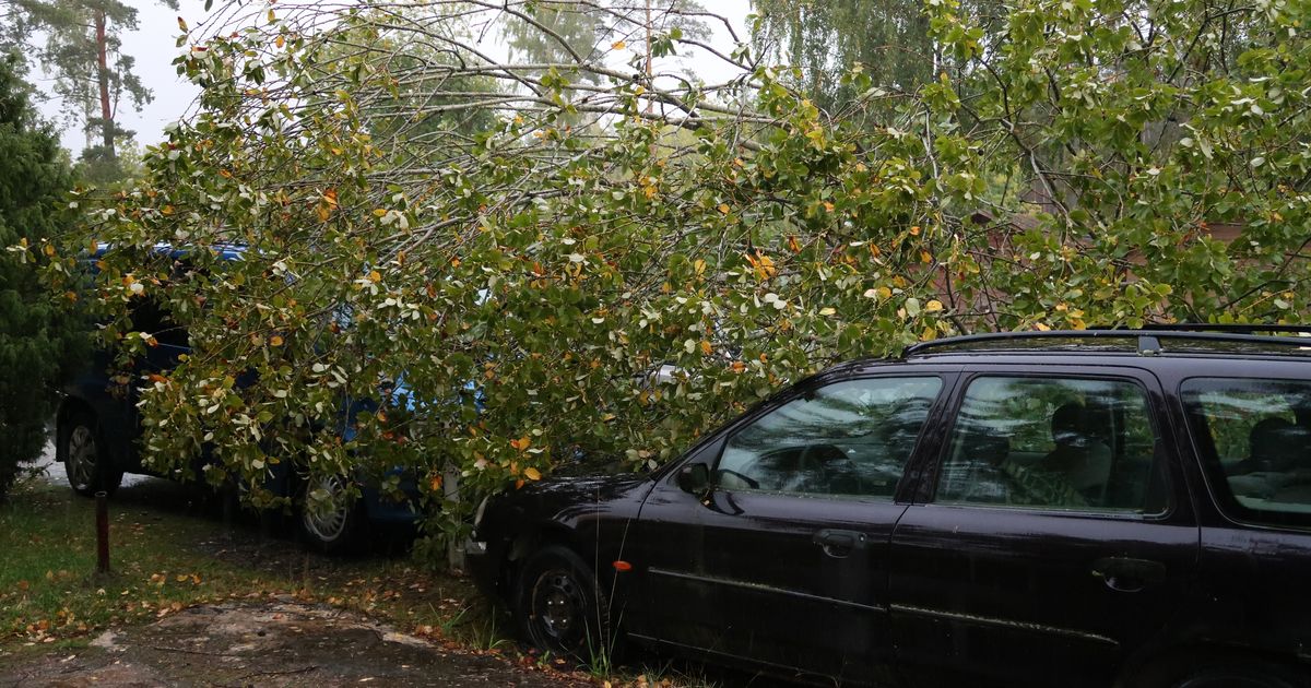 Torm jättis kolm autot lõksu