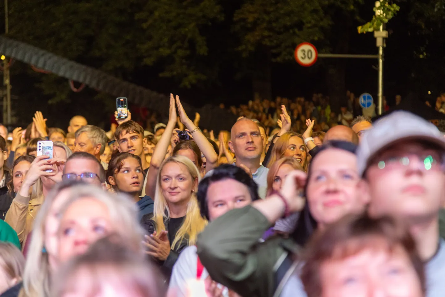 Laupäeva õhtusele suvepeole autovabaduse puiesteel kogunes pea 10 000 inimest.