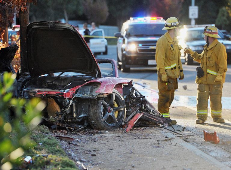 Päästetöötajad Calfornias Santa Claritas õnnetuspaigas, kus Paul Walker ja ta sõber Roger Rodas hukkusid
