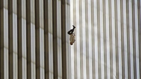 Kas 9/11 kuulsal «langeva mehe» fotol on tõesti tema vend? Naine avas 25 aastat hiljem pere traagilise loo