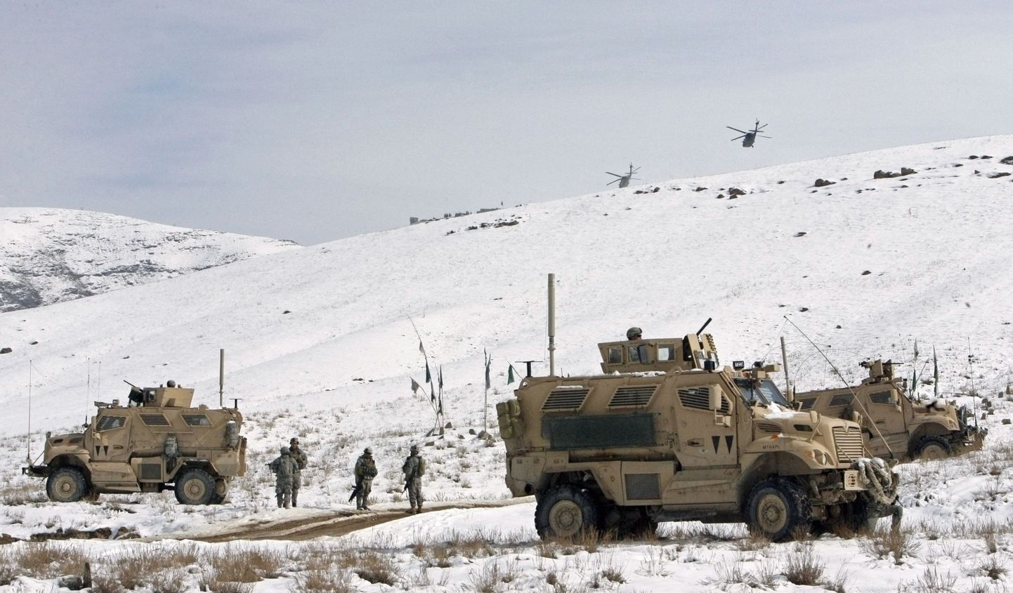 USA sõdurid valvamas paiga lähedal, kus tekkis kokkupõrge NATO ja Afganistani vägede vahel.