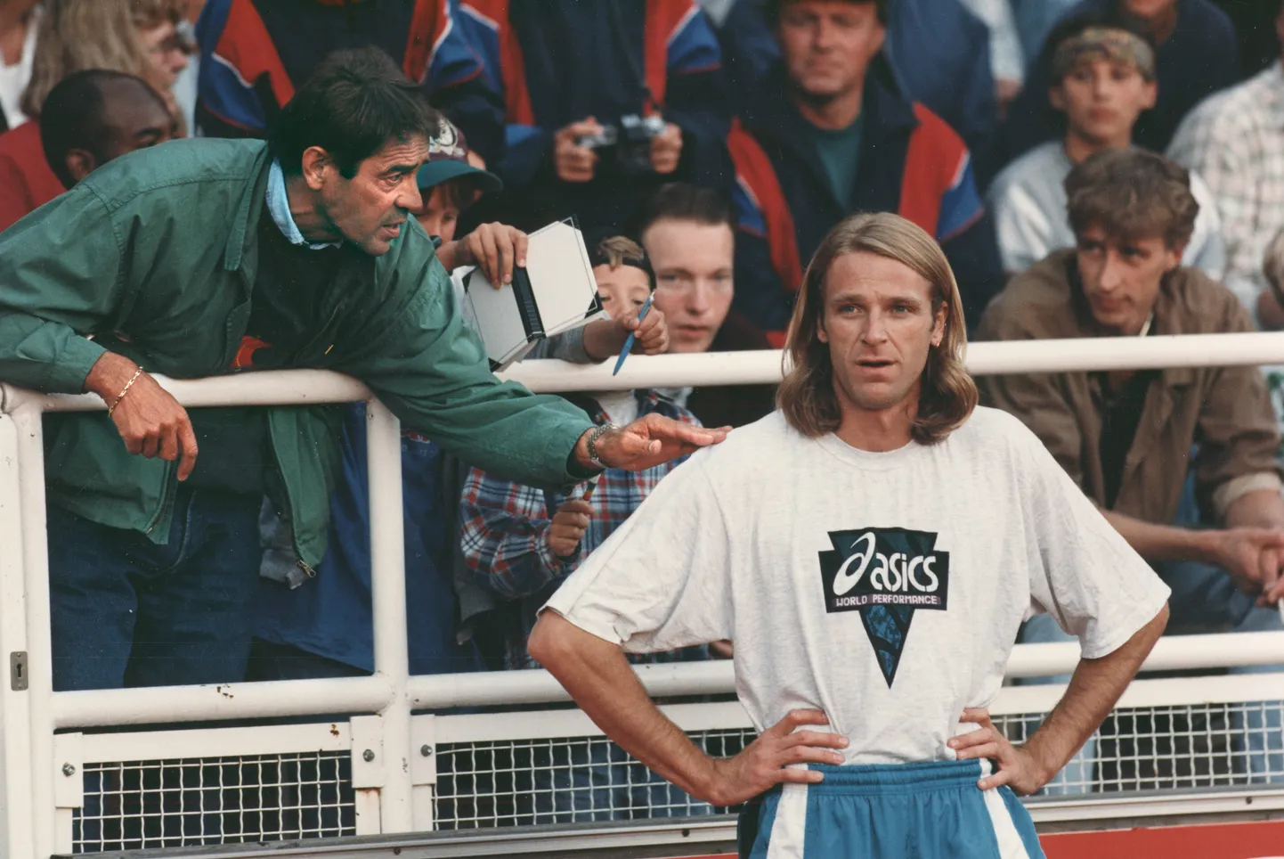 Patrik Sjöberg (paremal) 1995. aastal. Vasakul tema kasuisast treener Viljo Nousiainen, kes teda lapsepõlves seksuaalselt kuritarvitas.