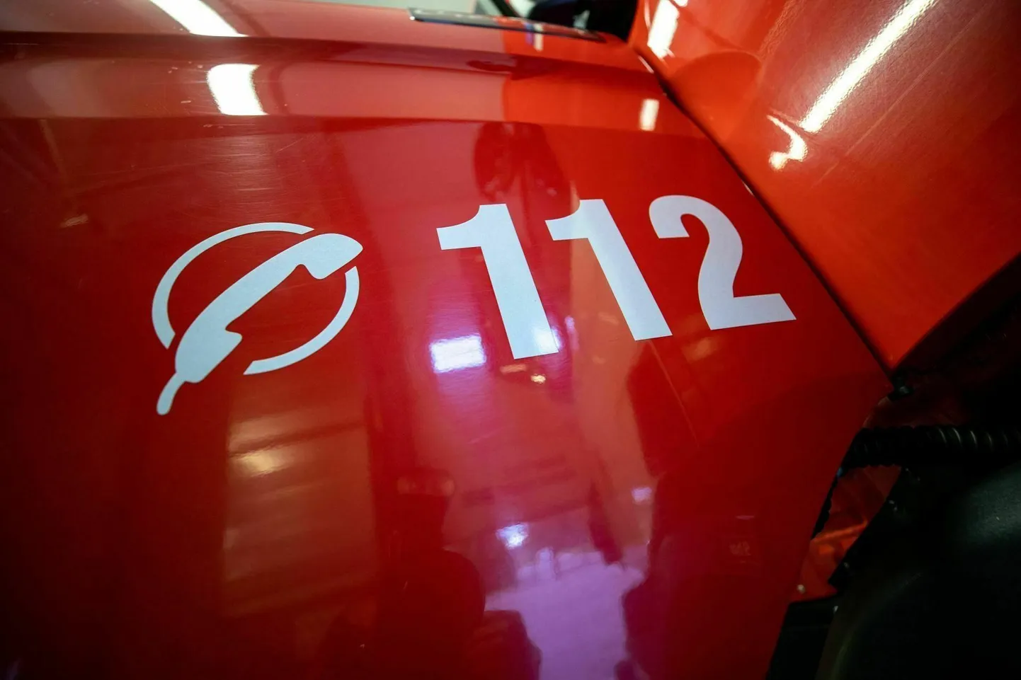 Hädaabinumber 112 päästeameti autol.