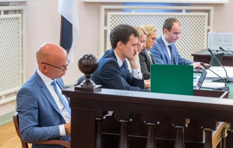 Tootsi Tuulepargi advokaadid Allar Jõks ja Kaspar Endrikson (keskel)