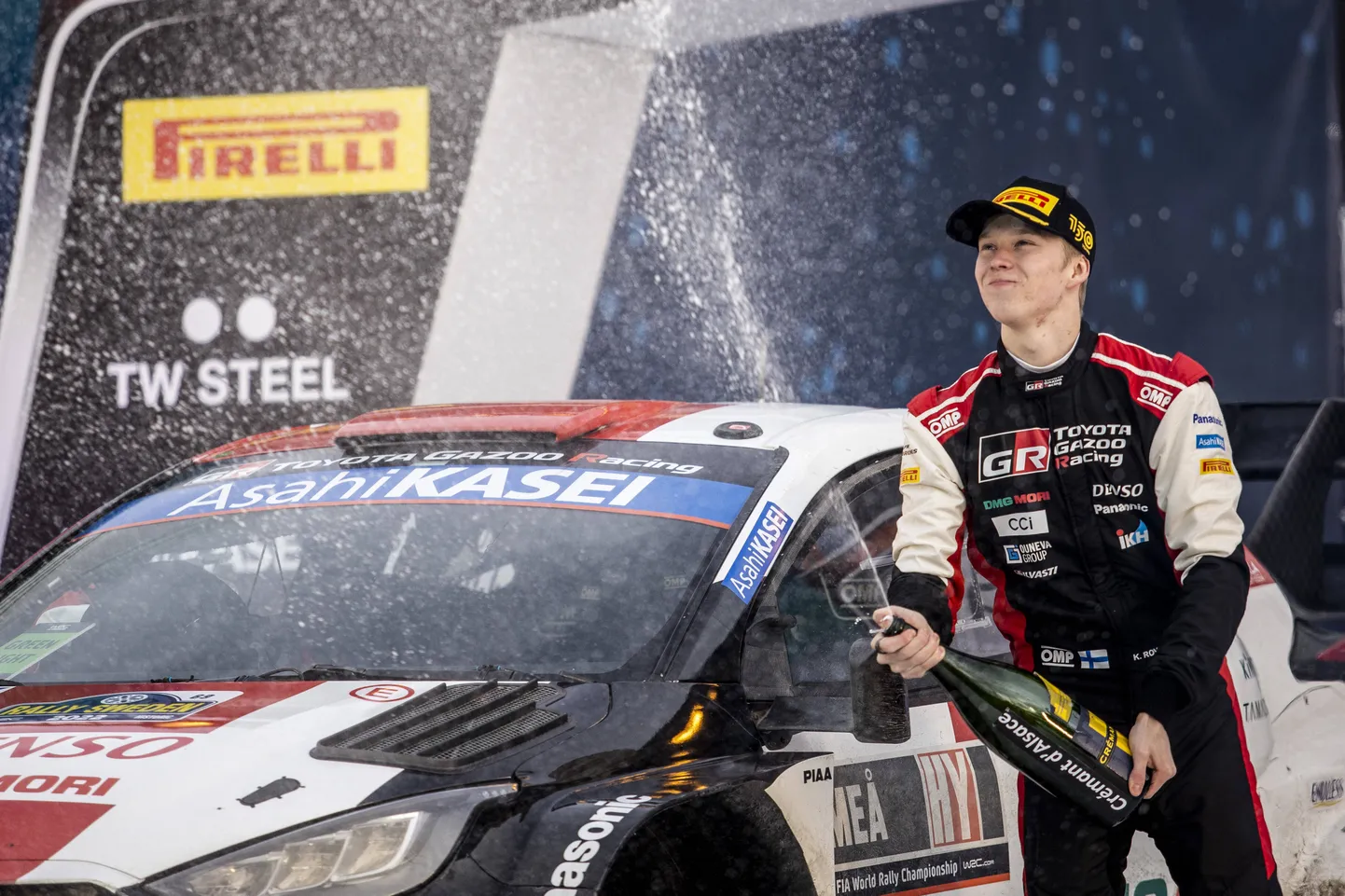 Kalle Rovanperä tähistamas Rootsi ralli võitu.