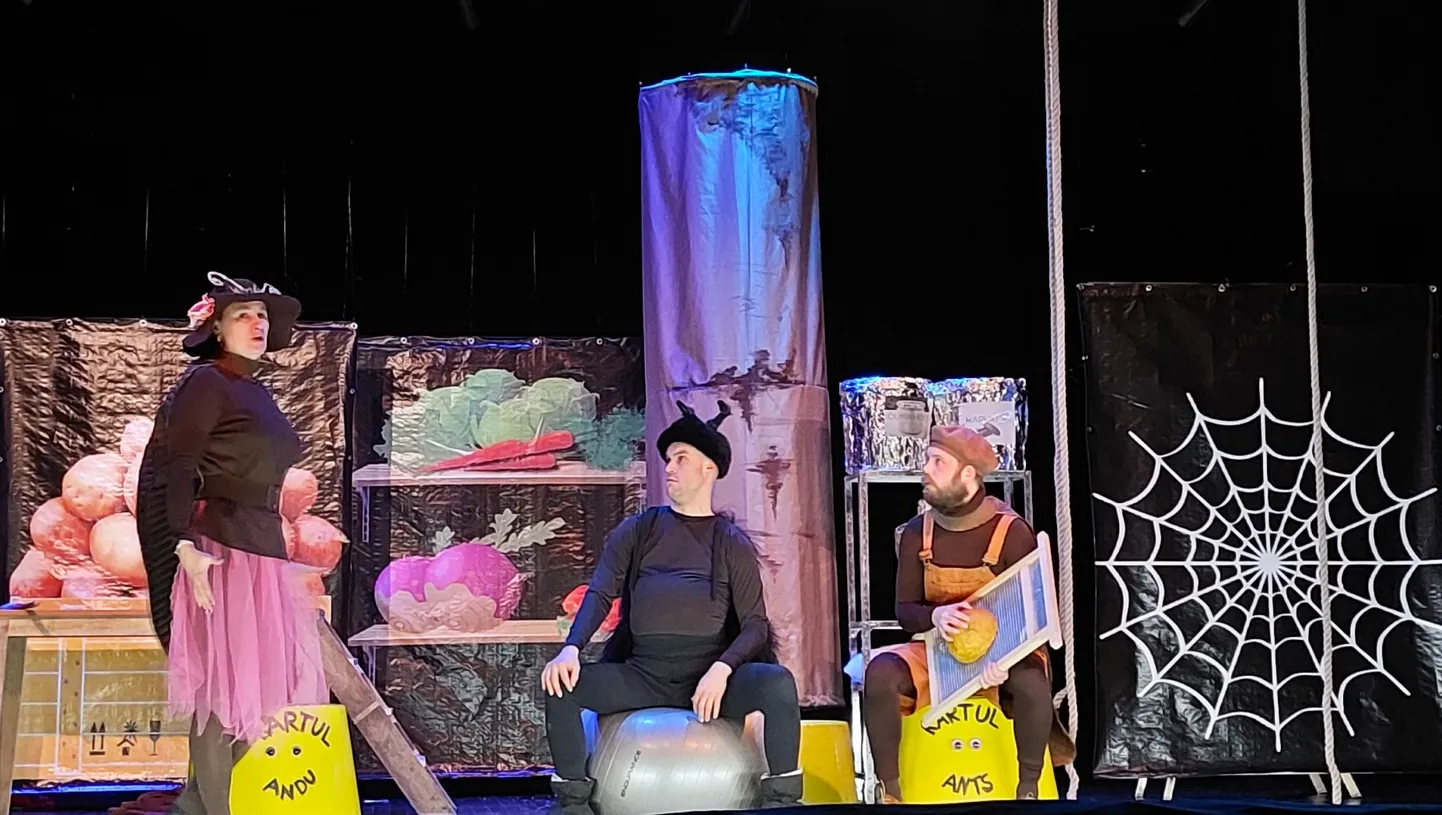 PÕLLUKAKAND (Helen Mälk) toob Keldrikakandi (Kaarel Valgma) ja Ämbliku (Sander Laid) maailma soojust ja valgust.