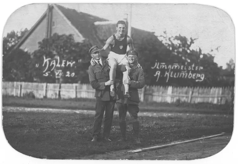 Tallinn, 5. juuli 1920. Rekord on püstitatud ja kaasaelajad on Aleksander Klumberg-Kolmpere tunnustuse märgina oma õlgadele tõstnud!