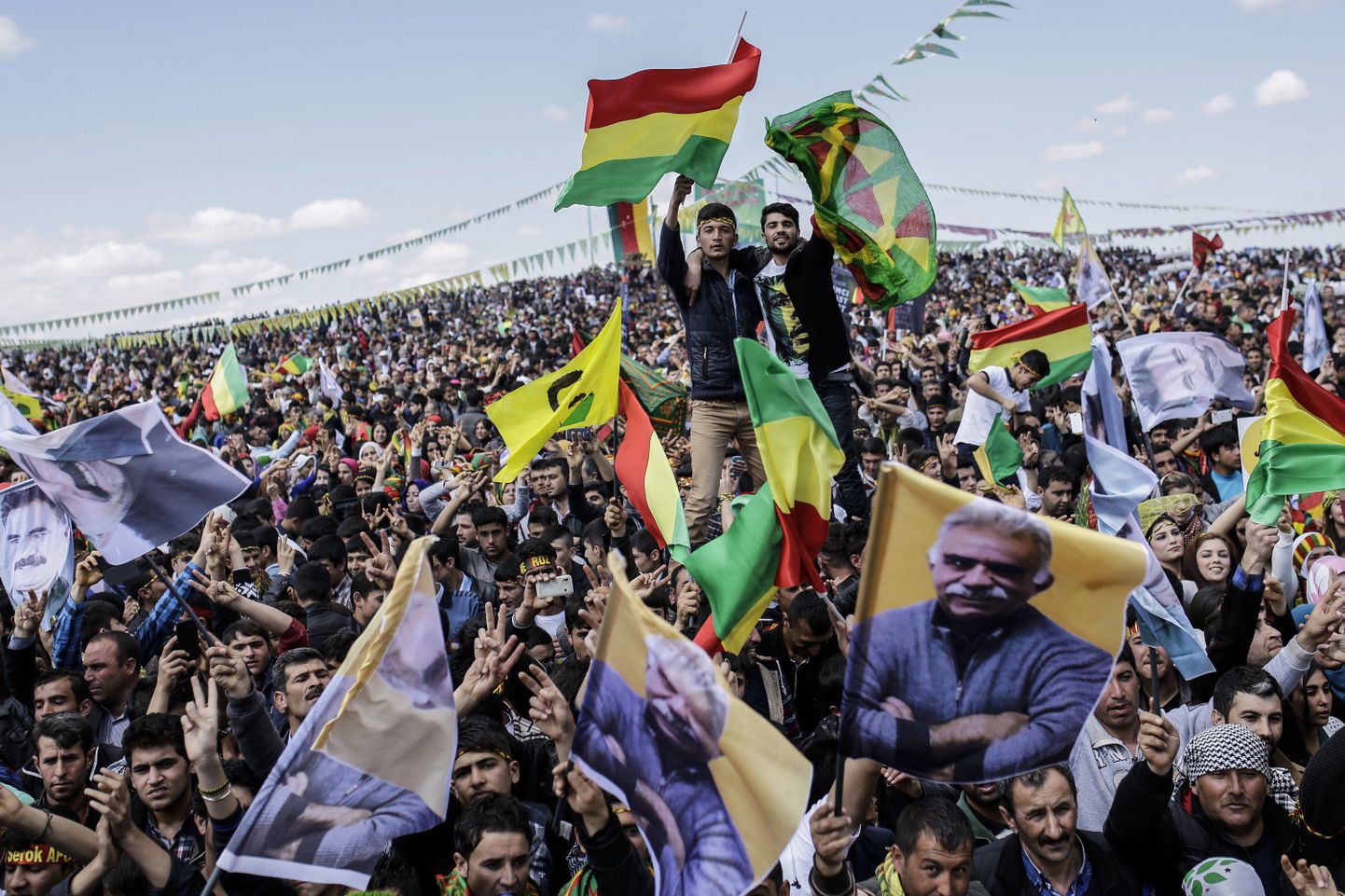 Rahvahulk kurdide lippude ja Abdullah Öcalani piltidega tähitamas uue aasta saabumist Türgi Suruci linnas.