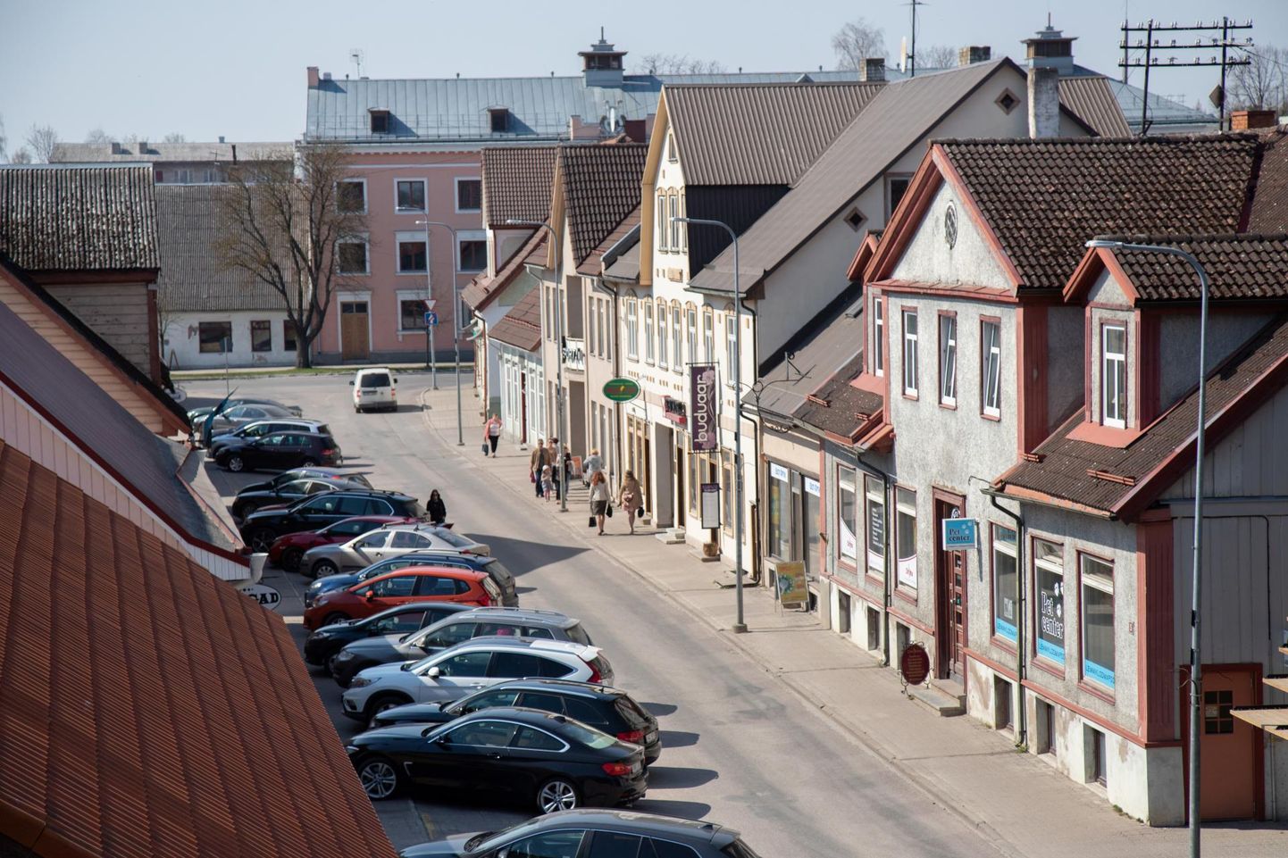 Eelmisel nädalal Viljandi linnavalitsusele läkitatud pöördumises palutakse välja töötada süsteem, mis ergutaks Tartu tänaval parkivate autode vahetumist.