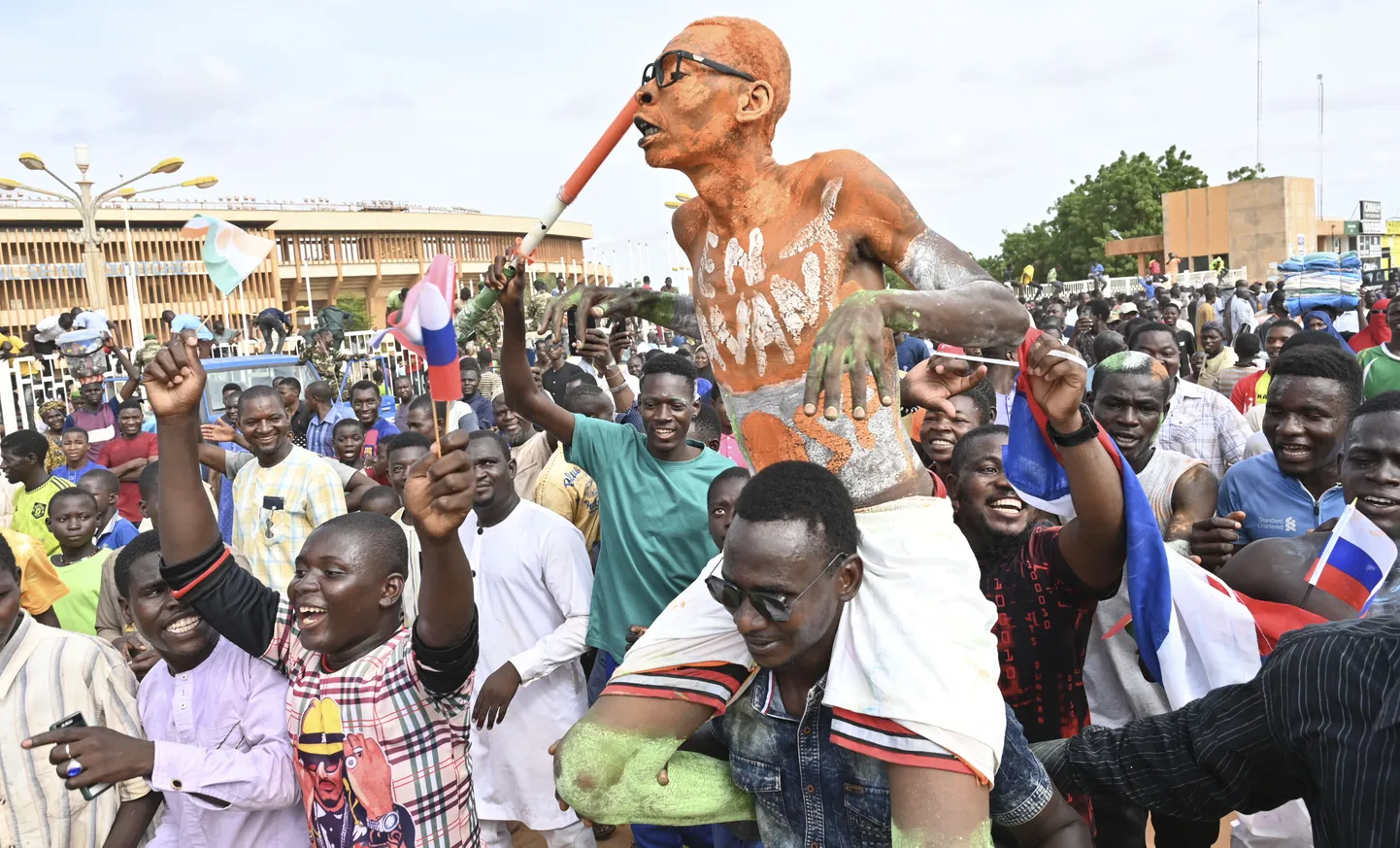 Nigeri sõjaväelise riigipöörde toetajad kogunesid pühapäeval pealinna Niamey tänavatele.