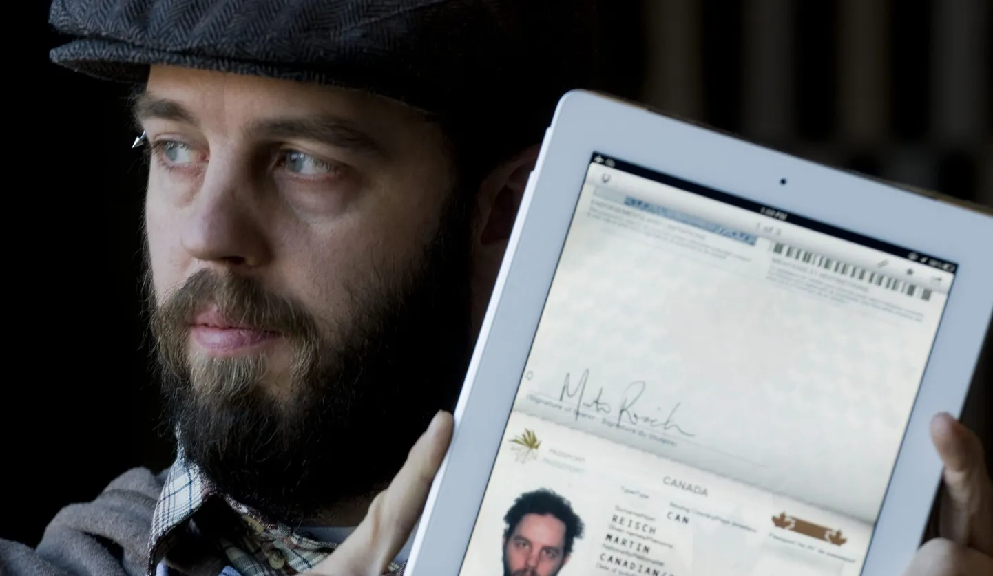 Martin Reisch näitamas iPadis passi skaneeringut