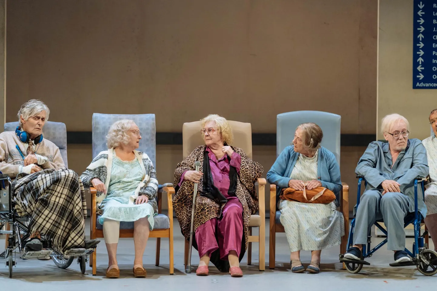 Vasakult paremale: Simon Williams, Sue Wallace, Gwen Taylor, Julia Foster ja Jeff Rawle.