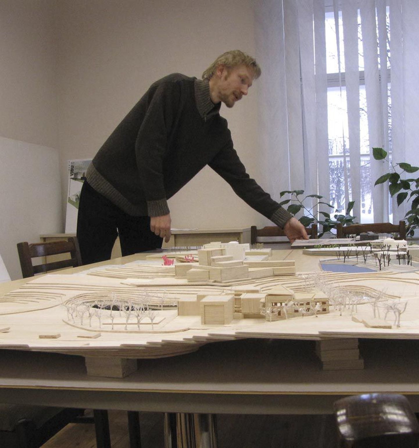 Marko Männik juhtis ekspertide komisjoni, kes valis välja Valuoja koolimaja asemele rajatava riigigümnaasiumi hoone arhitektuurilise lahenduse. Fotol on tema ees laual maketid, mida konkursile pakuti.