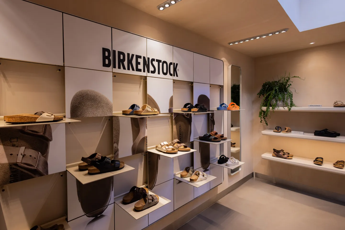 Birkenstocki poes Ehrenstrasse tänaval on riiulitele välja pandud mitmesugused Birkenstocki jalatsid. Nordrhein-Westfalen, Köln.