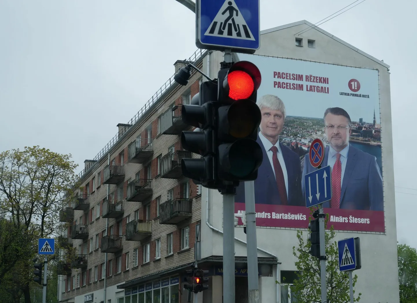 Partei Läti Esimesel Kohal valimisreklaam Rēzeknēs.