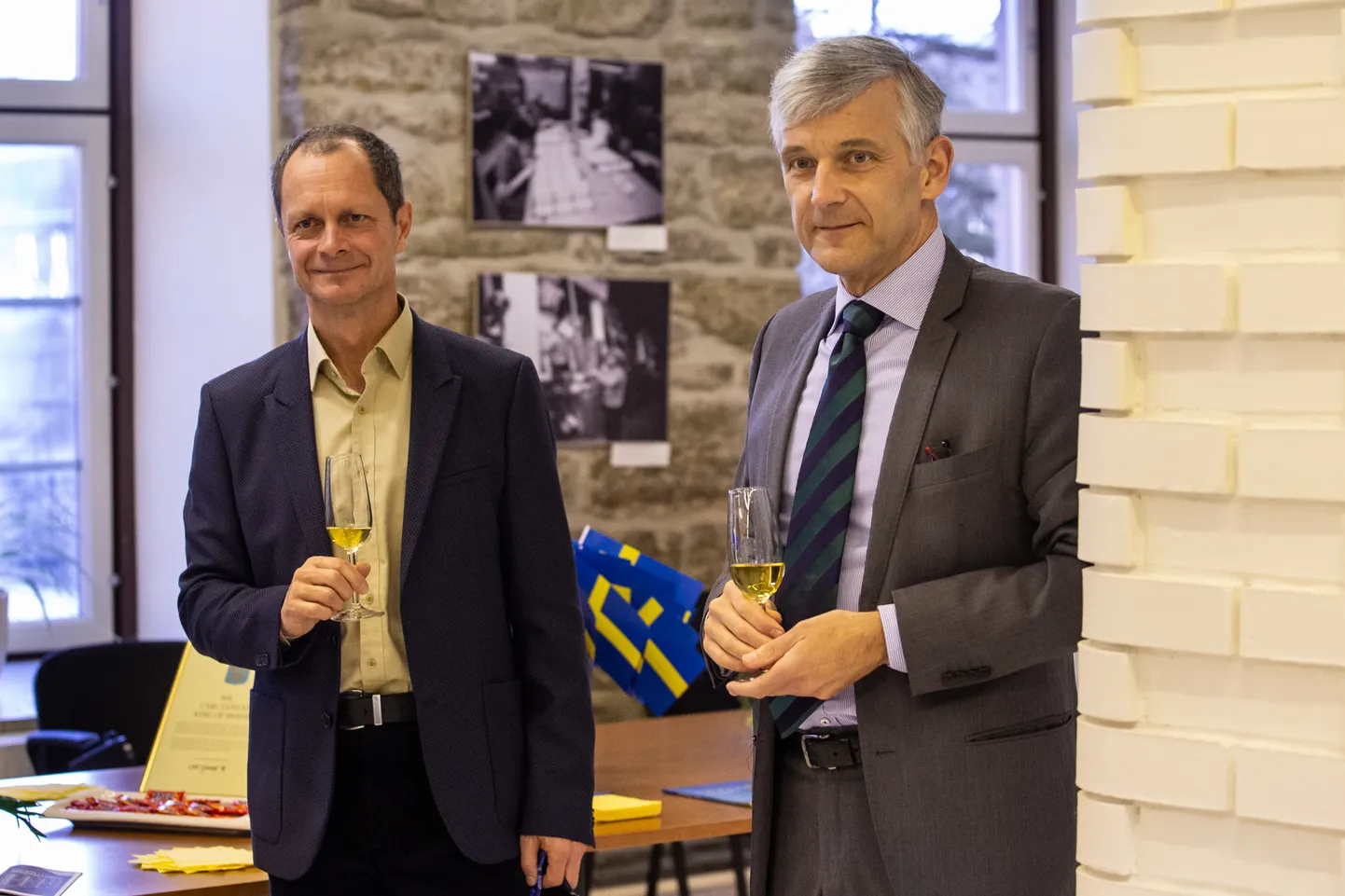 Rootsi aukonsul Narvas Jaanus Mikk ja Rootsi suursaadik Eestis Mikael Eriksson esmaspäeval aukonsulaati avamas.