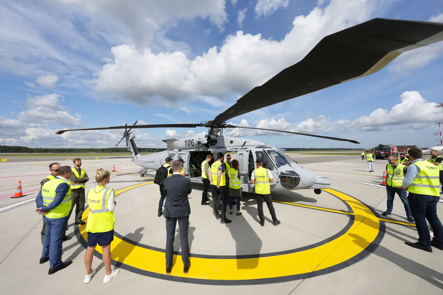 "Black Hawk" helikopters starptautiskās lidostas "Rīga" jaunatklātajā heliportā (helikoptera nosēšanās laukumā).