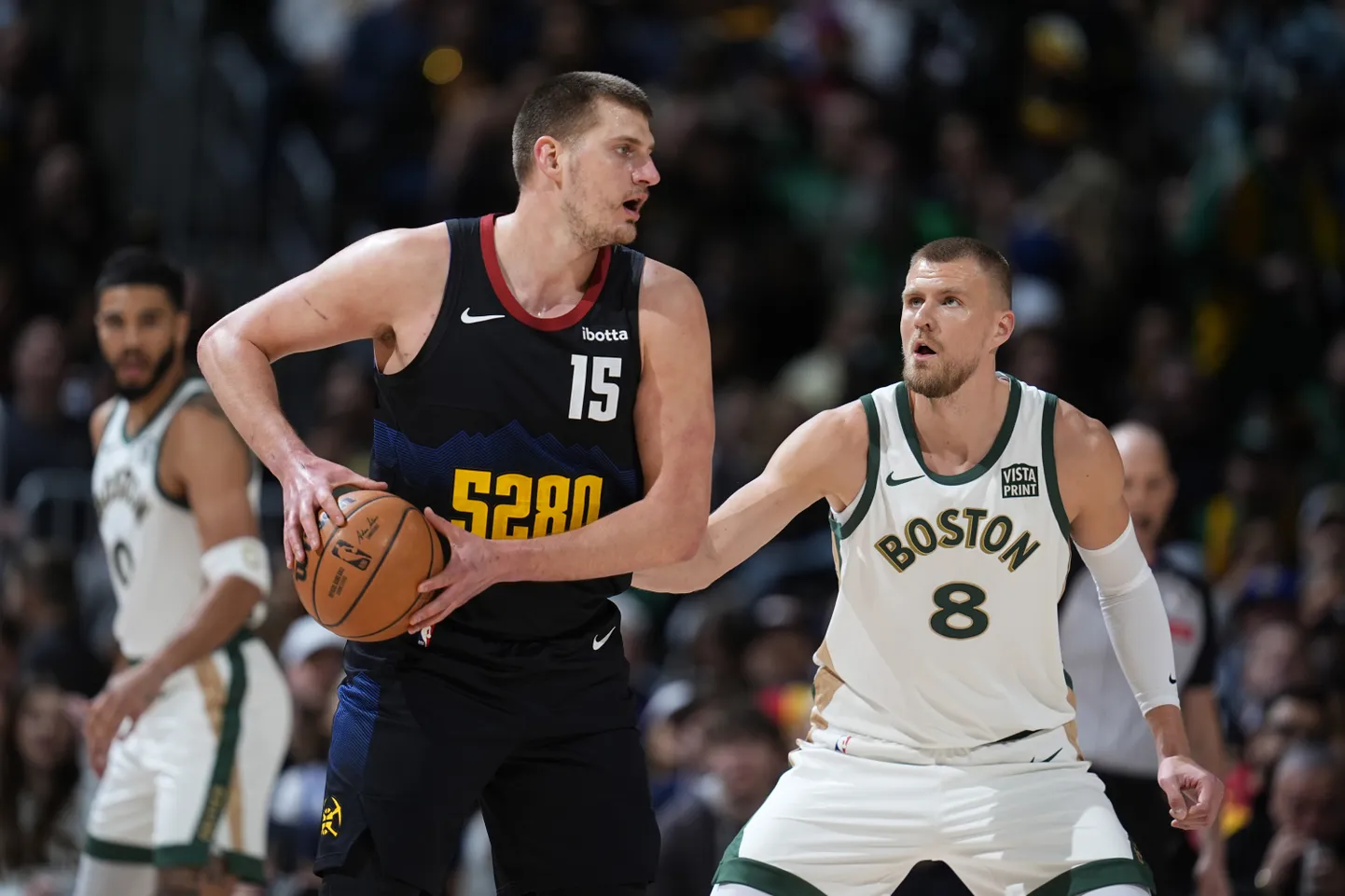 Nikoala Jokičs (no kreisās) un Kristaps Porziņģis