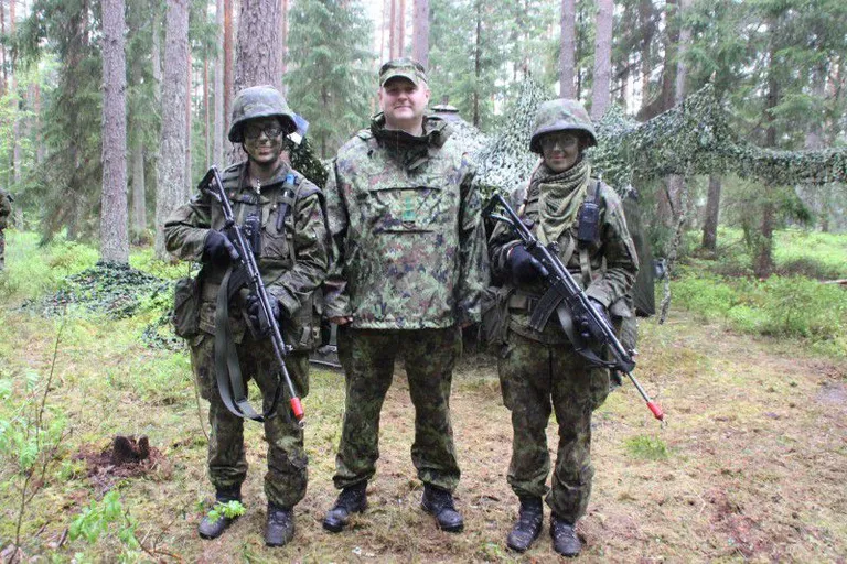 Riho Terras Eesti naissoost ajateenijatega metsas. Foto: