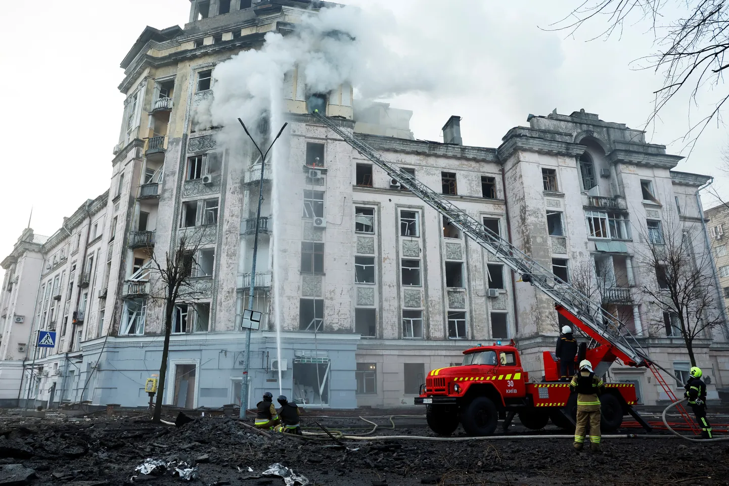 Последствия ракетного обстрела Киева. Фото иллюстративное.