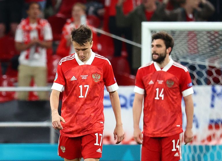 Euro 2020, B-grupi kohtumine Venemaa-Taani. Venemaa sai Parken Stadiumil Kopenhaagenis hirmsa ketuka 1:4. Esiplaanil on pea norus Aleksandr Golovinil, kes on üks kahest väljaspool Venemaad klubijalgpalli mängivast Venemaa koondislasest.