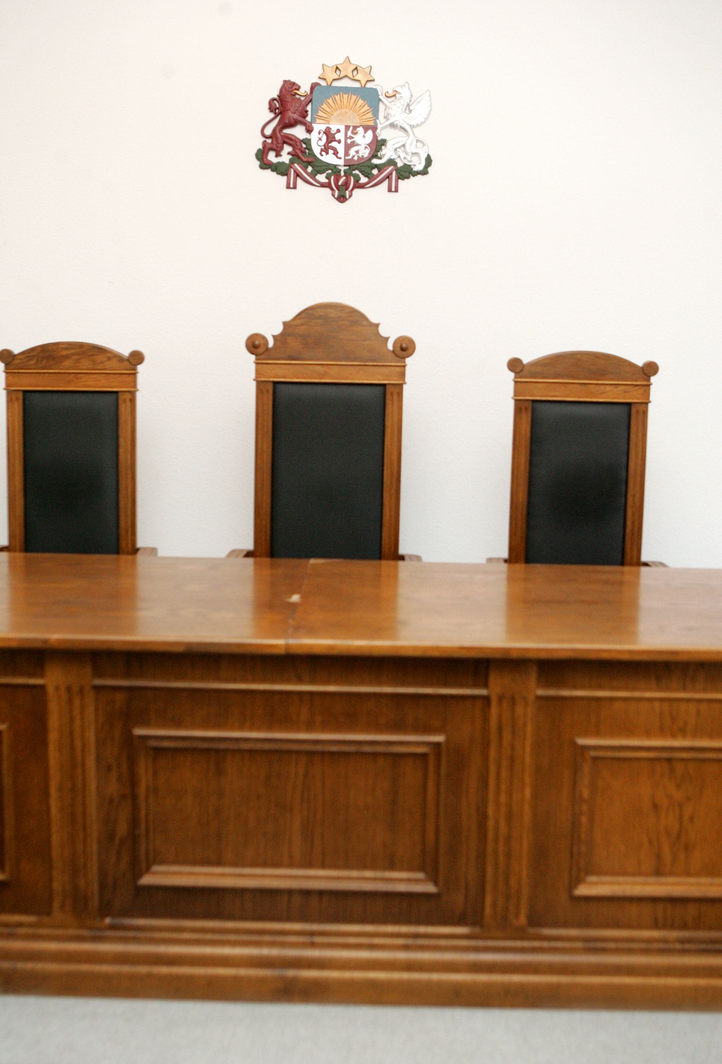 Tiesnešu vietas Augstākā tiesas Krimināllietu tiesu palātas sēžu zālē.