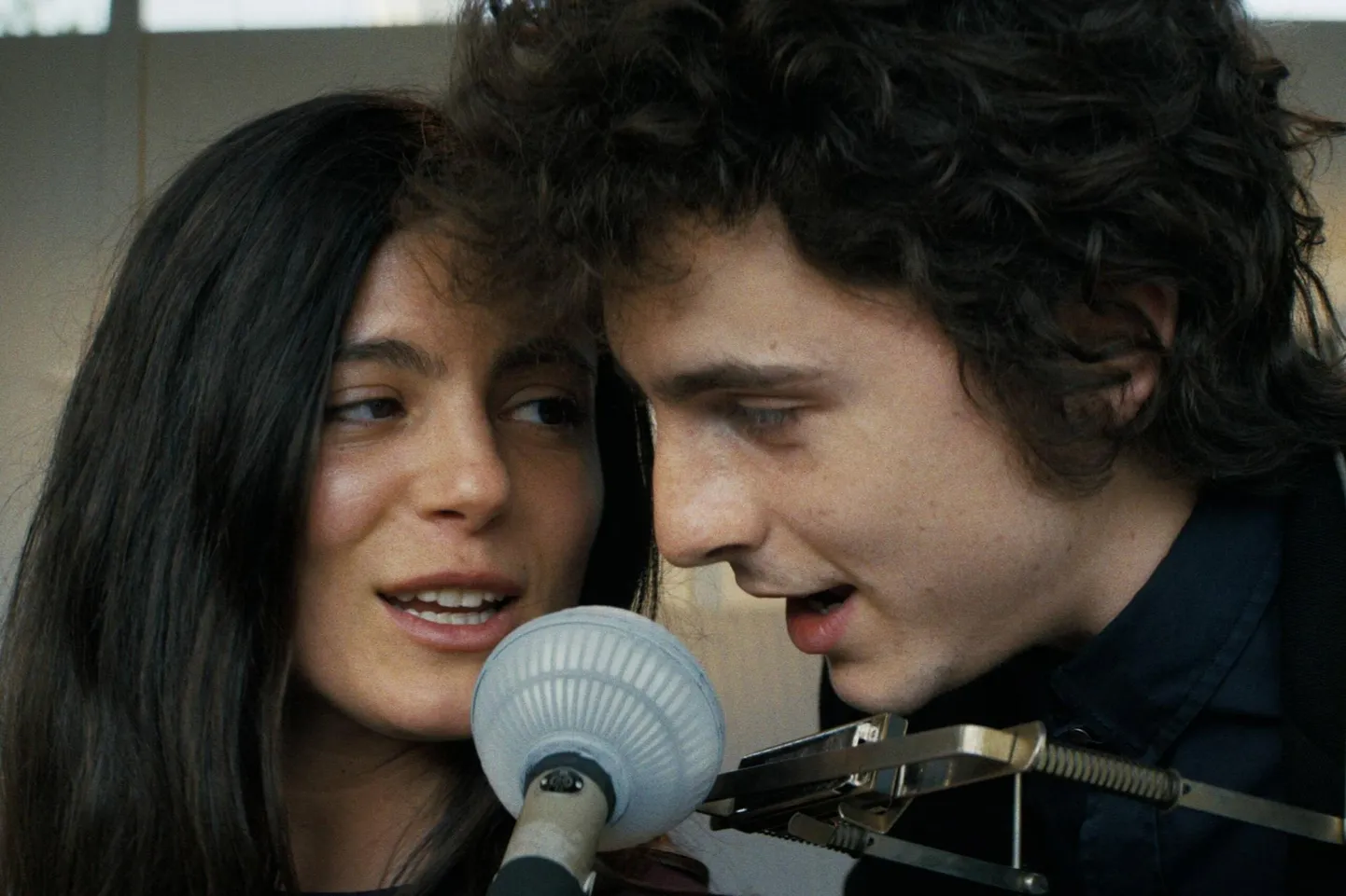 Joan Baezi (Monica Barbaro) ja Bob Dylani (Timothée Chalamet) duetid tekitavad tunde, nagu metsik tuul kohtuks päikesega.