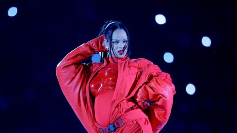 VIDEO ⟩ Kurt viipetõlk tegi ajalugu ning varastas Rihanna esinemise ajal kogu tähesära